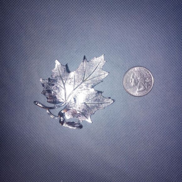 Signed Lisner Silver Tone Leaf Brooch EUC - Picture 6 of 7